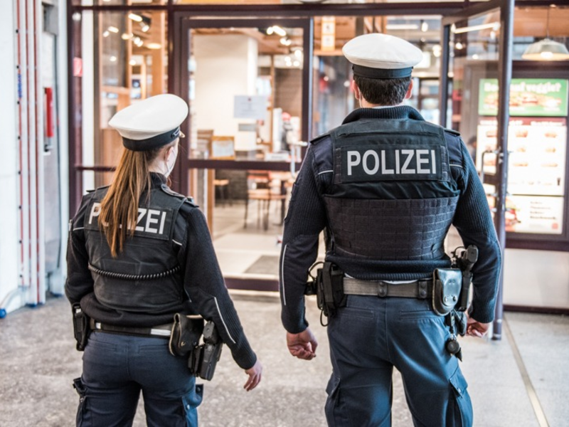 Bundespolizeidirektion München: Rollstuhlfahrer attackiert Bundespolizisten und wirft Barhocker nach ihnen - Foto: presseportal.de