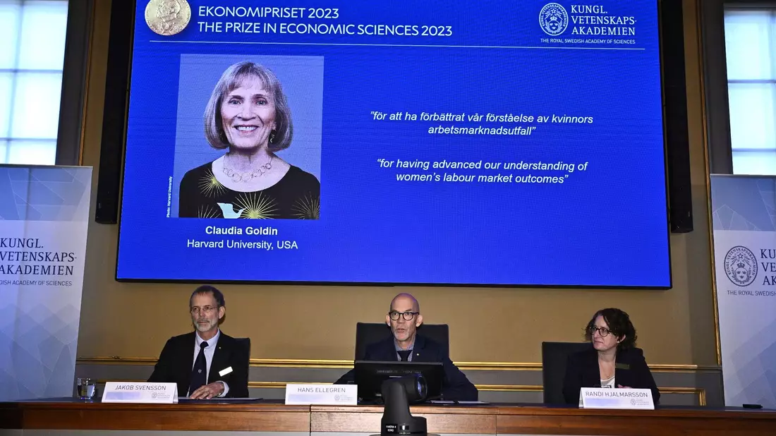 Jakob Svensson (l-r), Vorsitzender der Königlich Schwedischen Akademie der Wissenschaften, Hans Ellegren, ständiger Sekretär der Königlichen Akademie der Wissenschaften, und Randi Hjalmarsson, Mitglied des Komitees für den Preis für Wirtschaftswissenschaften im Gedenken an Alfred Nobel, verkünden den Nobelpreis für Wirtschaftswissenschaften. - Bild: Claudio Bresciani/TT News Agency/AP/dpa