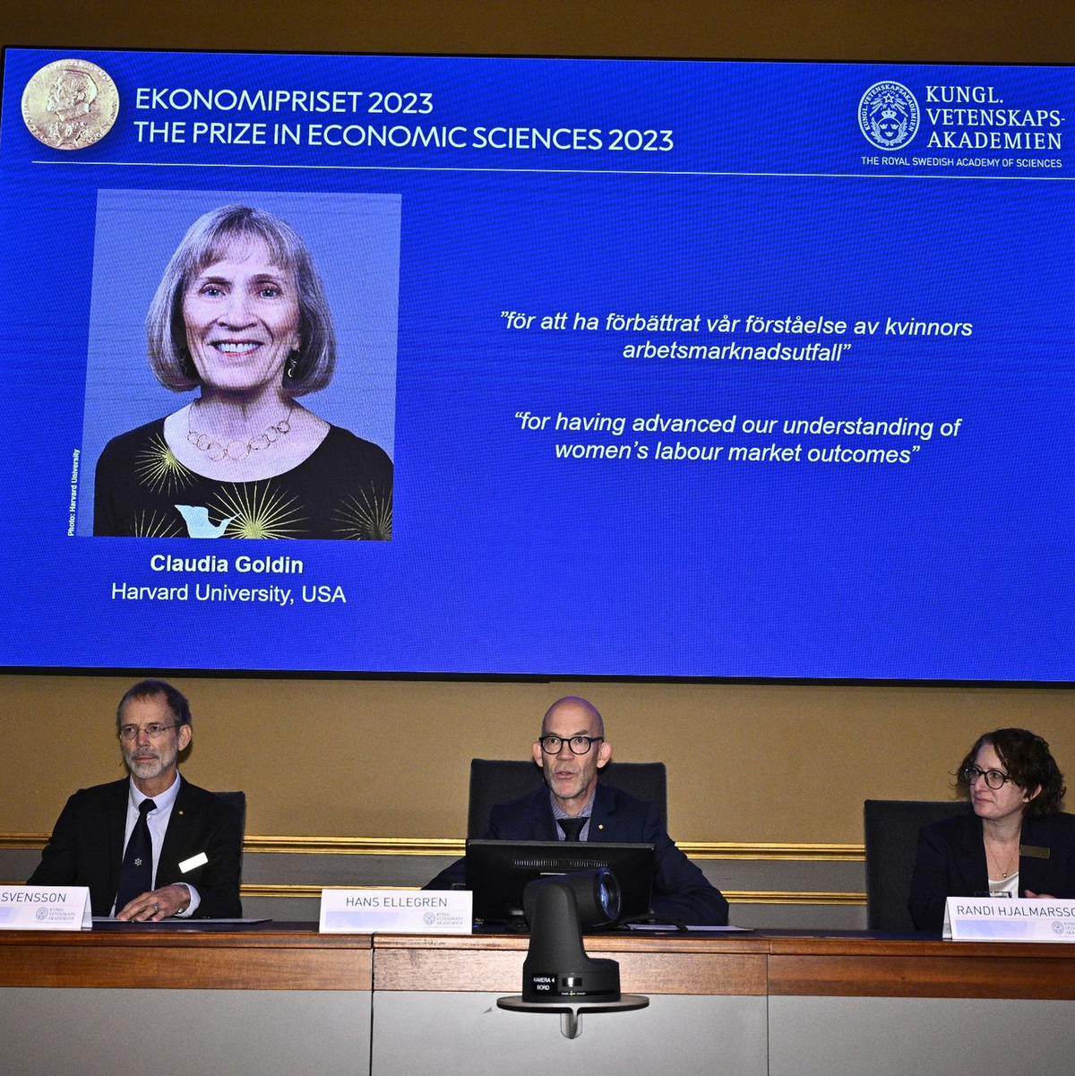 Jakob Svensson (l-r), Vorsitzender der Königlich Schwedischen Akademie der Wissenschaften, Hans Ellegren, ständiger Sekretär der Königlichen Akademie der Wissenschaften, und Randi Hjalmarsson, Mitglied des Komitees für den Preis für Wirtschaftswissenschaften im Gedenken an Alfred Nobel, verkünden den Nobelpreis für Wirtschaftswissenschaften. - Foto: Claudio Bresciani/TT News Agency/AP/dpa