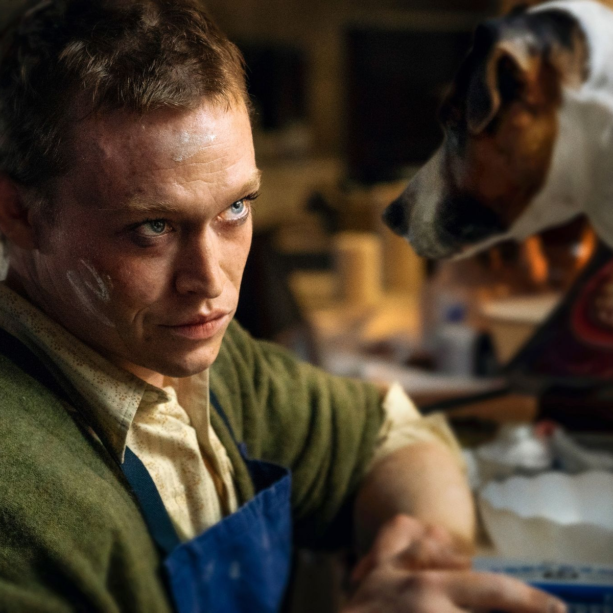 Caleb Landry Jones spielt die Hauptrolle in Luc Bessons neuem Film «DogMan». - Foto: Shanna Besson/Capelight Pictures /dpa