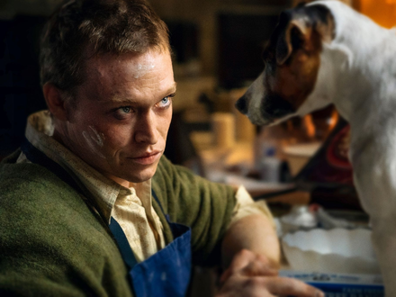 Caleb Landry Jones spielt die Hauptrolle in Luc Bessons neuem Film «DogMan». - Foto: Shanna Besson/Capelight Pictures /dpa