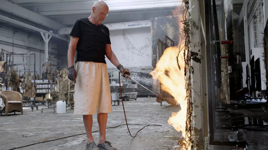 Feurige Kunst: Wim Wenders zeigt Anselm Kiefer bei der Arbeit. - Bild: -/Road Movies/dpa