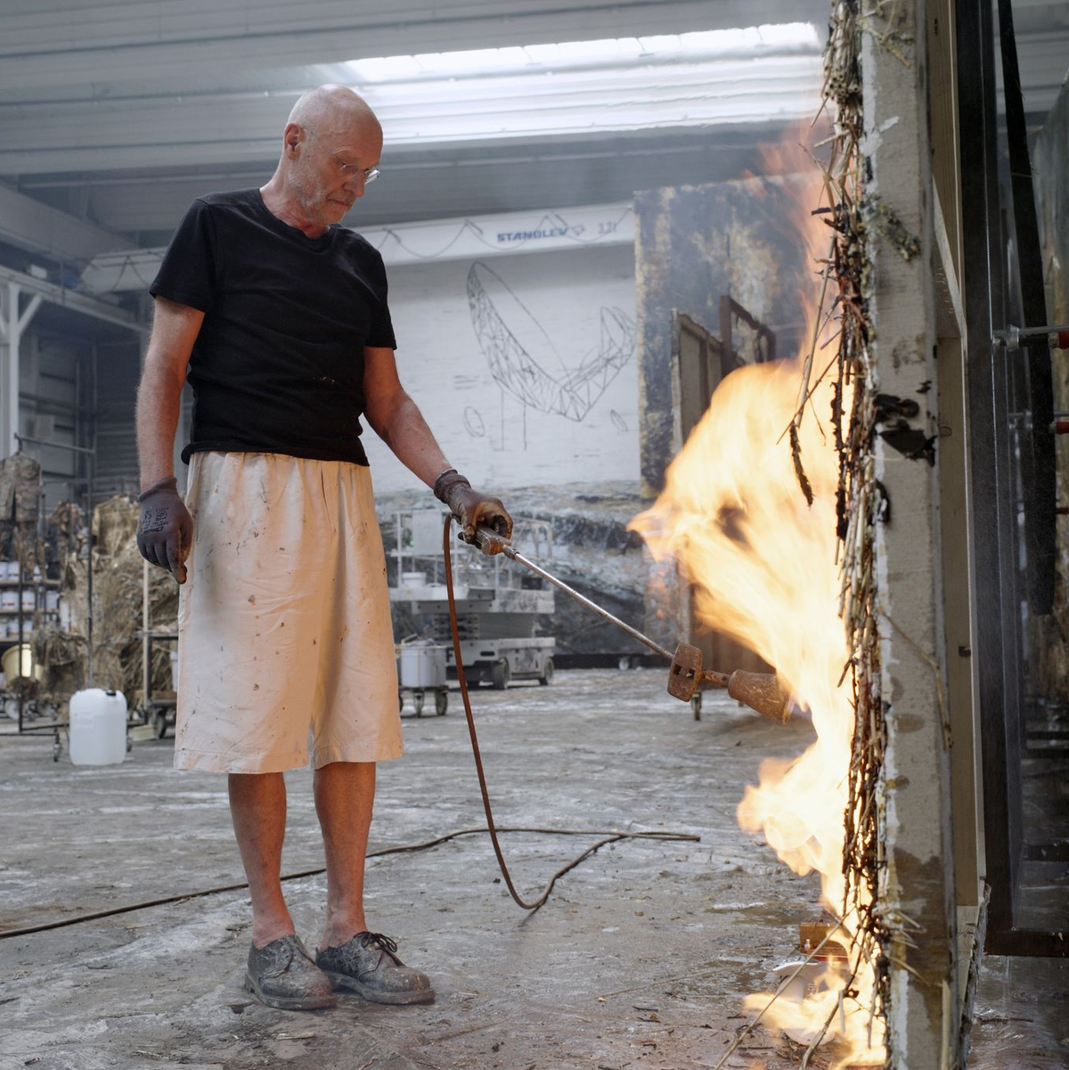 Feurige Kunst: Wim Wenders zeigt Anselm Kiefer bei der Arbeit. - Foto: -/Road Movies/dpa