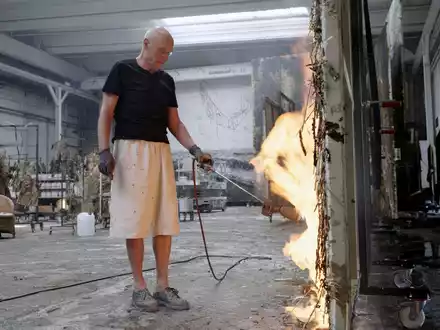 Feurige Kunst: Wim Wenders zeigt Anselm Kiefer bei der Arbeit. - Foto: -/Road Movies/dpa