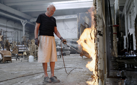 Feurige Kunst: Wim Wenders zeigt Anselm Kiefer bei der Arbeit. - Foto: -/Road Movies/dpa
