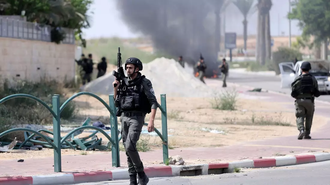 Israelische Soldaten gehen nach dem Hamas-Terrorangriff durch einen Grenzort. - Bild: Ilan Assayag/AP/dpa