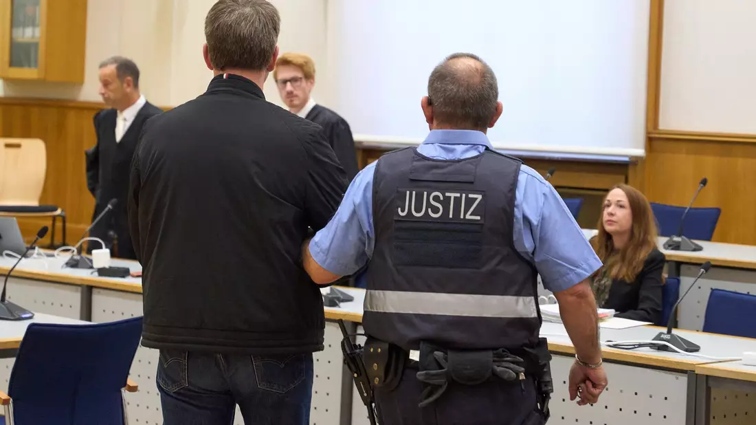 Der Angeklagte im Gerichtssaal des Oberlandesgerichts Koblenz.. - Bild: Thomas Frey/dpa