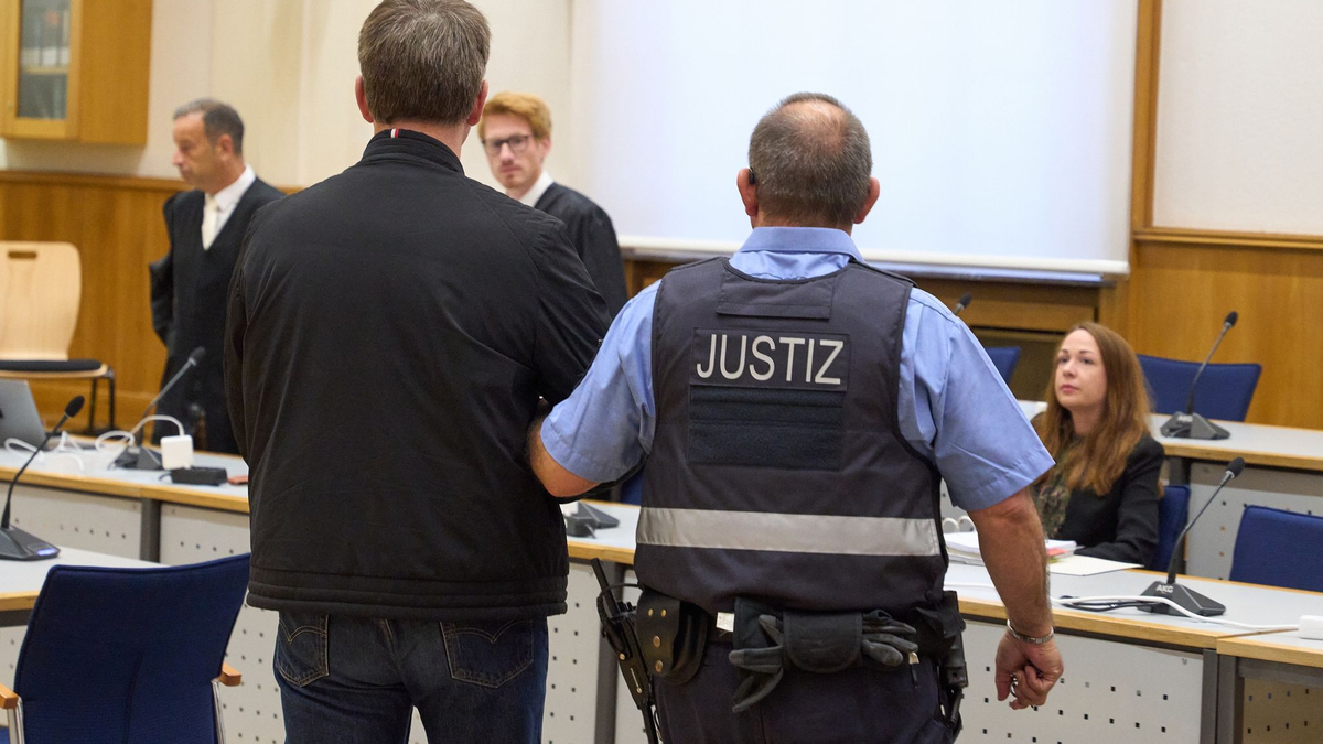 Der Angeklagte im Gerichtssaal des Oberlandesgerichts Koblenz.. - Foto: Thomas Frey/dpa