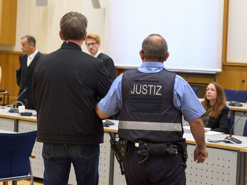 Der Angeklagte im Gerichtssaal des Oberlandesgerichts Koblenz.. - Foto: Thomas Frey/dpa