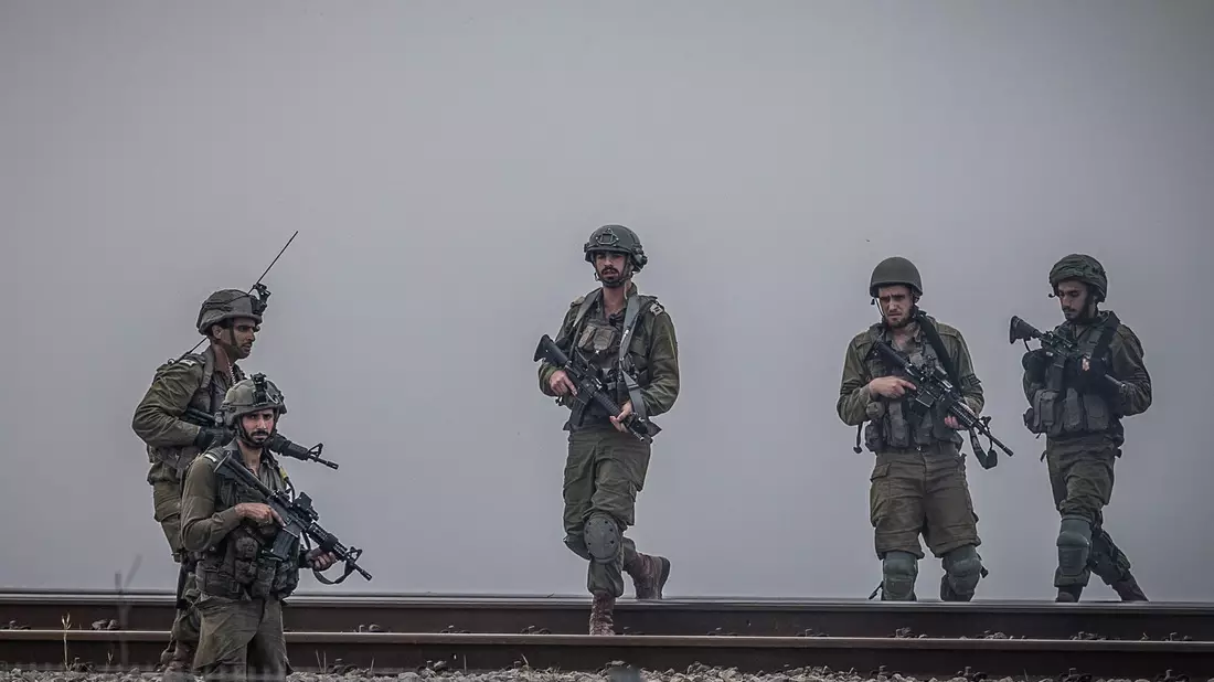 Israelische Soldaten auf der Suche nach Verdächtigen in einem Grenzort. - Bild: Ilia Yefimovich/dpa