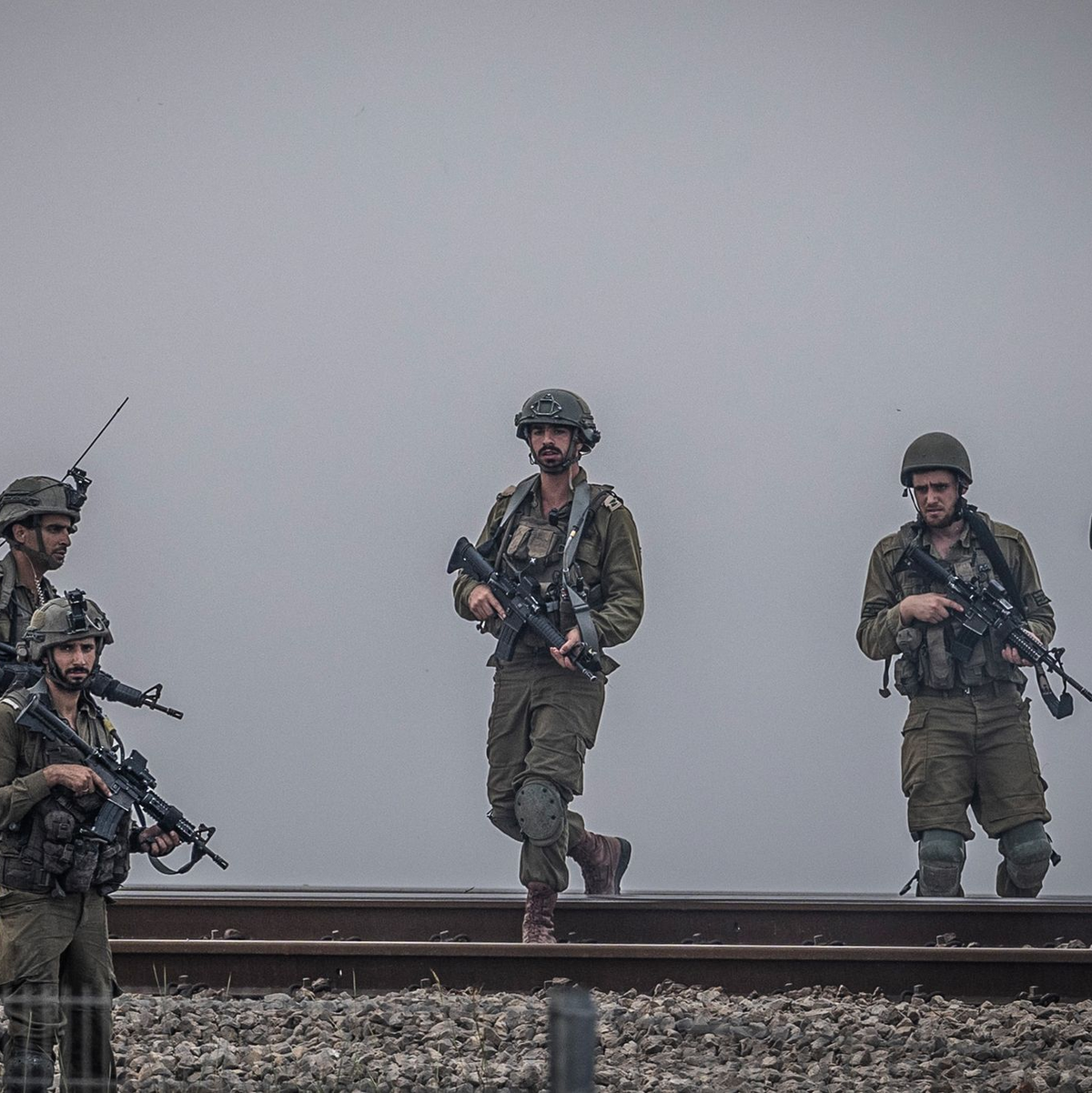 Israelische Soldaten auf der Suche nach Verdächtigen in einem Grenzort. - Foto: Ilia Yefimovich/dpa