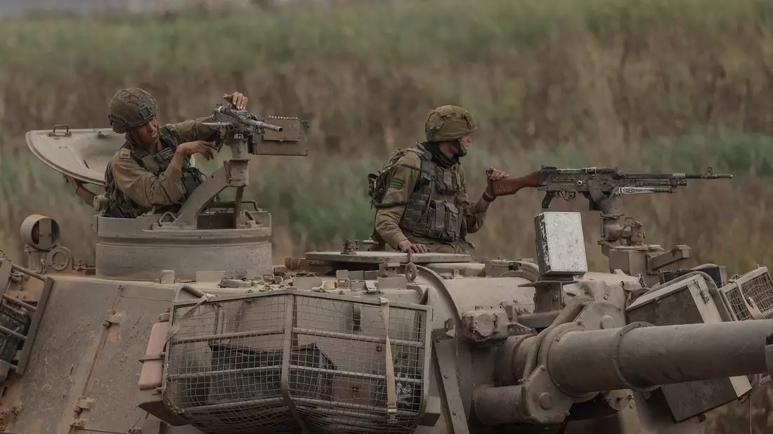 Israelische Soldaten in einem Panzer in Grenznähe zum Gazastreifen. Die Möglichkeit einer israelischen Bodenoffensive in den Gazastreifen steht weiter im Raum. - Bild: Ilia Yefimovich/dpa