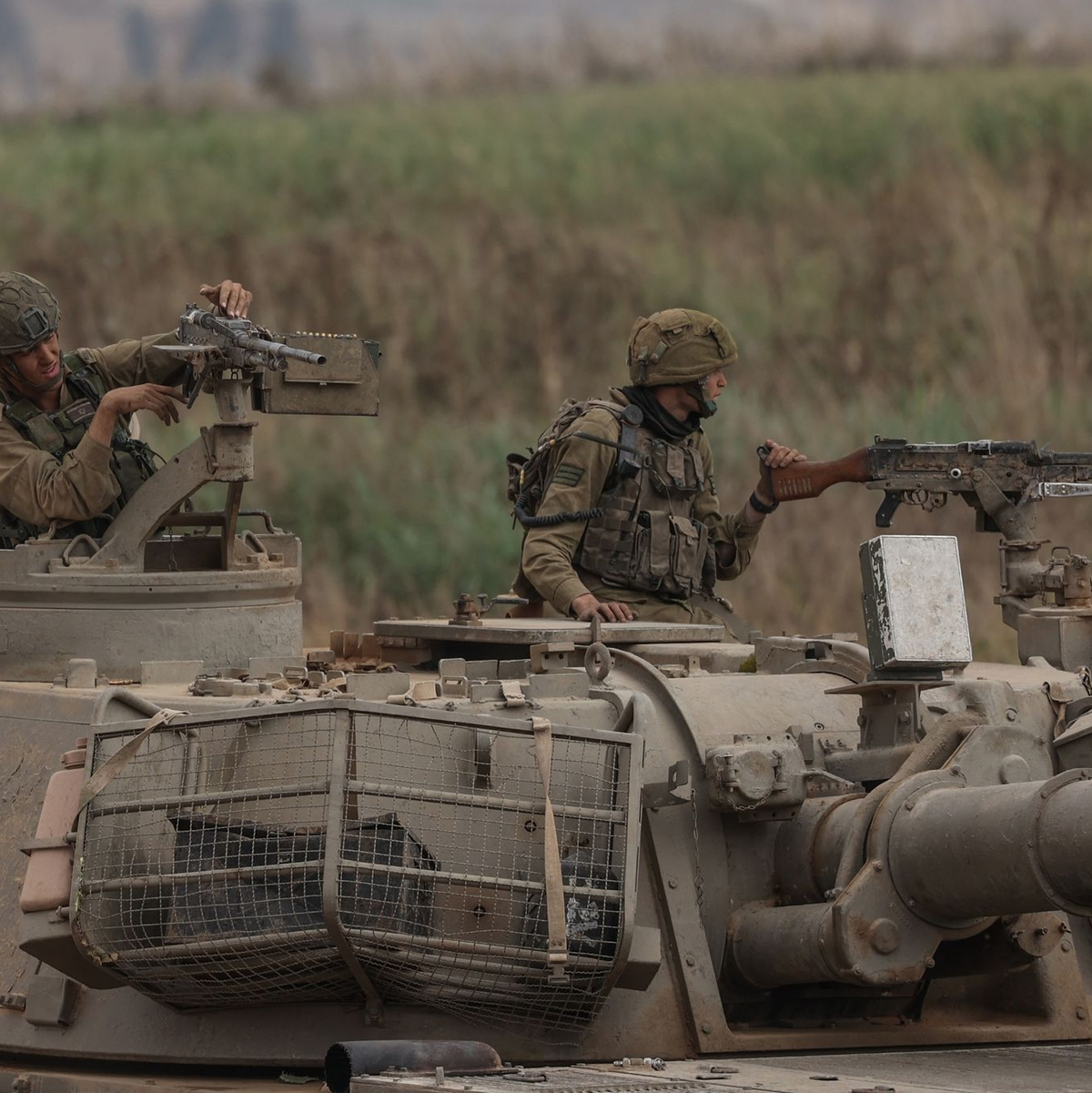 Israelische Soldaten in einem Panzer in Grenznähe zum Gazastreifen. Die Möglichkeit einer israelischen Bodenoffensive in den Gazastreifen steht weiter im Raum. - Foto: Ilia Yefimovich/dpa