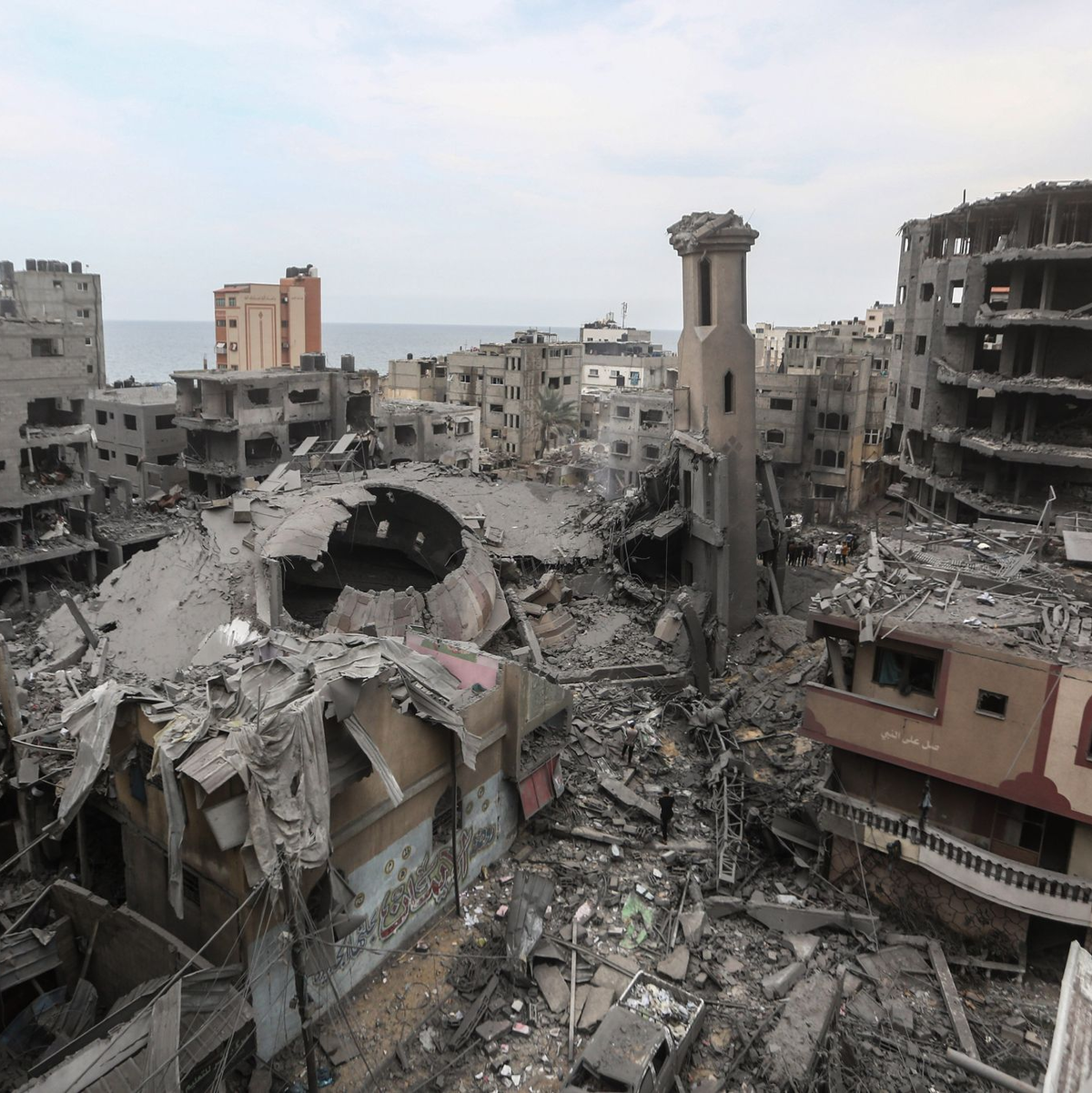 Palästinenser füllen Behälter mit Trinkwasser aus einem Wasserverteilungsfahrzeug auf. - Foto: Mohammed Talatene/dpa