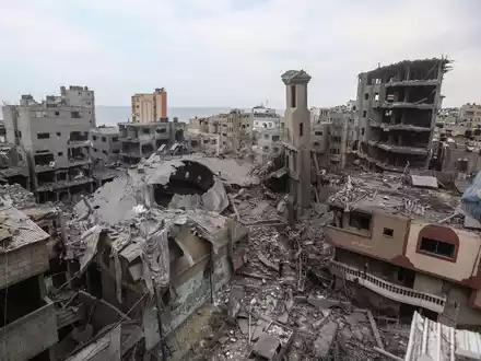 Über Gaza-Stadt steigt dichter Rauch infolge von israelischen Angriffen auf. - Foto: Mohammed Talatene/dpa