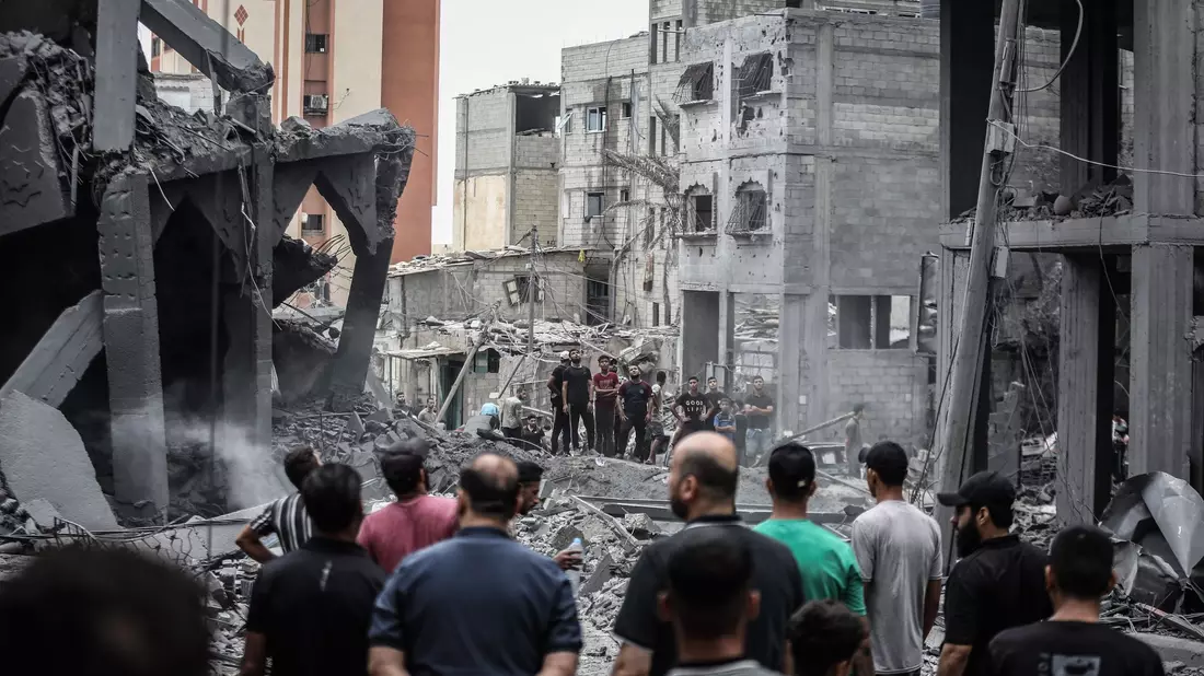 Zerstörte Gebäude nach israelischen Luftangriffen in Gaza-Stadt. - Bild: Mohammed Talatene/dpa