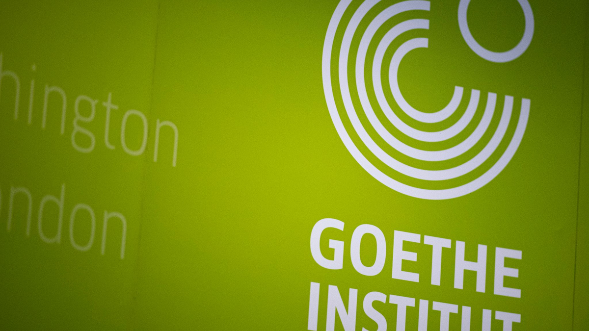 In Frankreich sollen drei Goethe-Institute geschlossen werden. Dagegen regt sich Widerstand. - Foto: Fabian Sommer/dpa