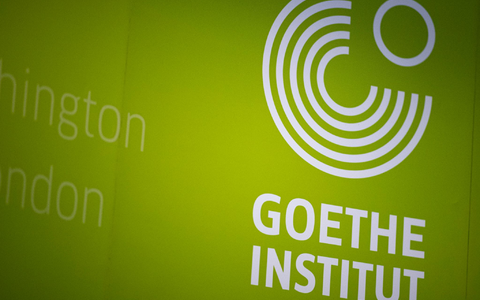 In Frankreich sollen drei Goethe-Institute geschlossen werden. Dagegen regt sich Widerstand. - Foto: Fabian Sommer/dpa