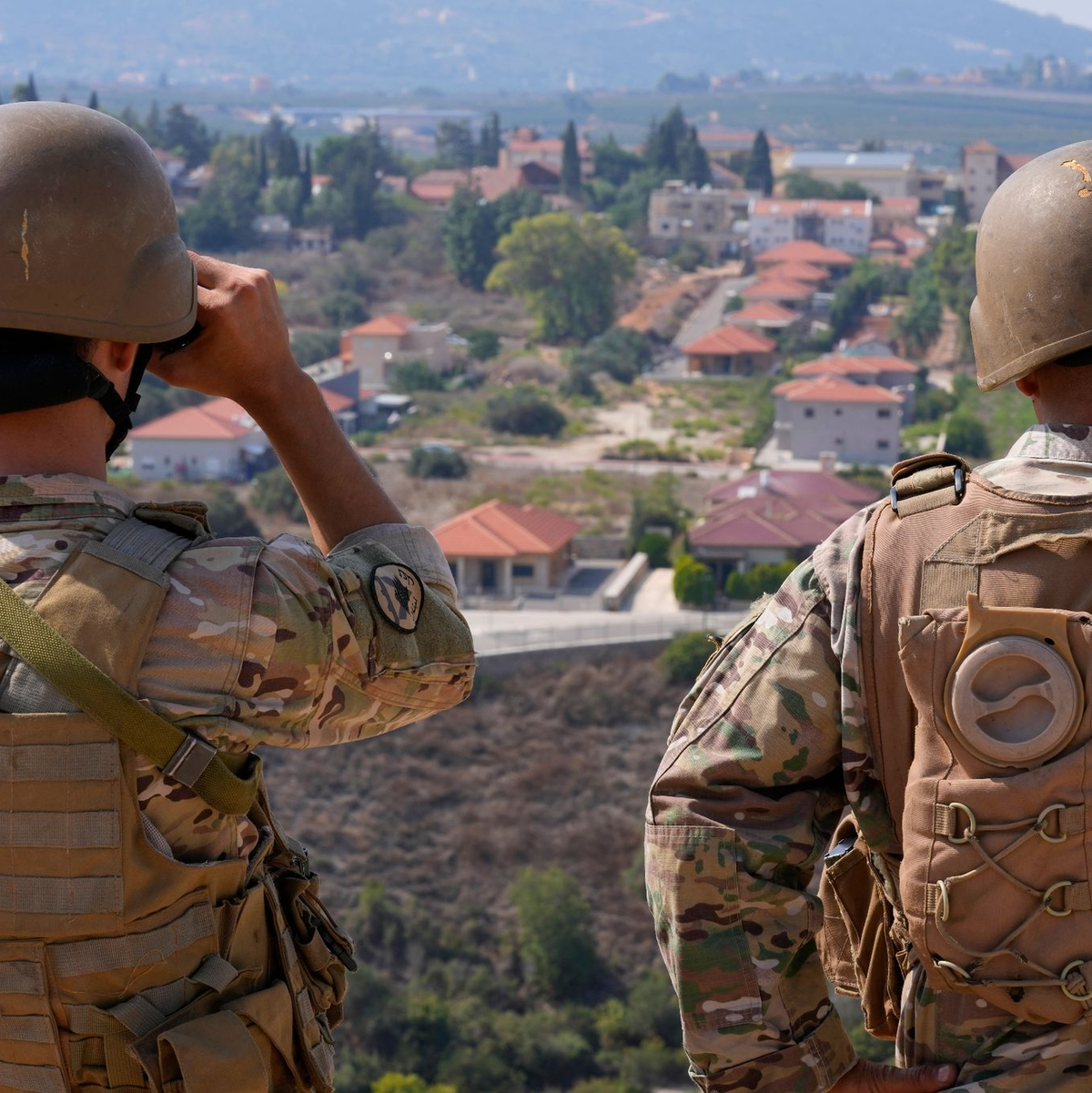 Libanesische Soldaten blicken an der Landesgrenze Richtung Israel. Israels Armee hat mit Kampfhubschraubern Ziele im Libanon angegriffen. - Foto: Hussein Malla/AP/dpa