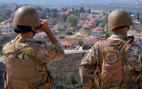 Libanesische Soldaten blicken an der Landesgrenze Richtung Israel. Israels Armee hat mit Kampfhubschraubern Ziele im Libanon angegriffen. - Foto: Hussein Malla/AP/dpa