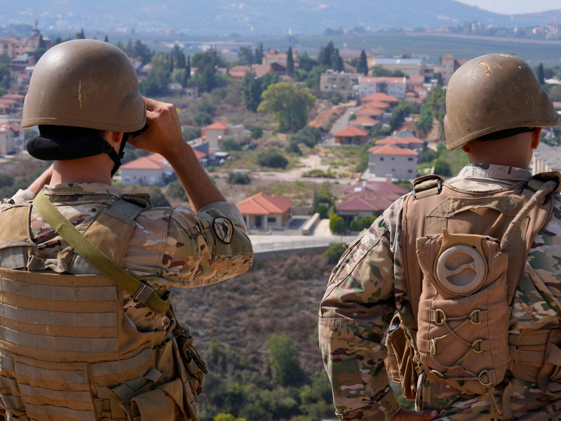 Libanesische Soldaten blicken an der Landesgrenze Richtung Israel. Israels Armee hat mit Kampfhubschraubern Ziele im Libanon angegriffen. - Foto: Hussein Malla/AP/dpa