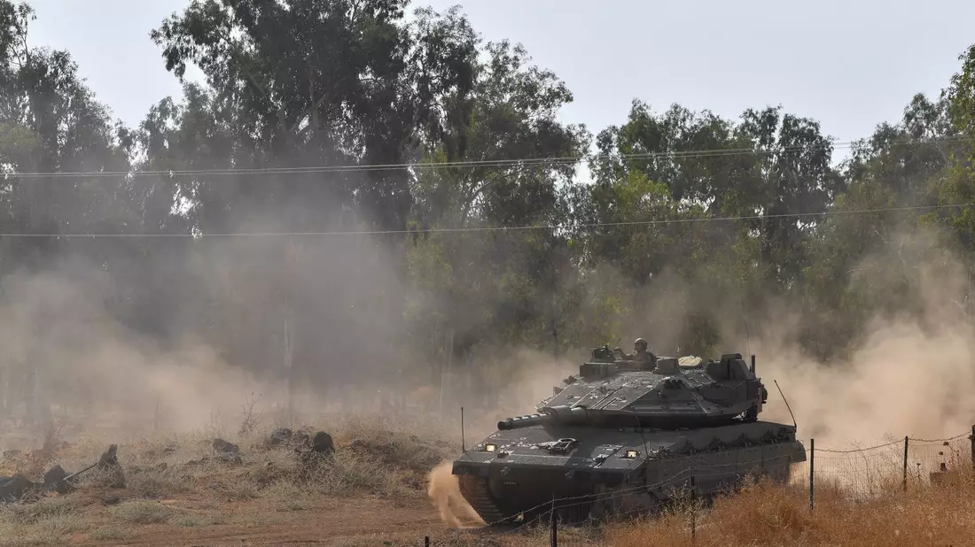 Ein israelischer Panzer bezieht nahe der Grenze zu Libanon Stellung. - Bild: Gil Eliyahu/JINI/XinHua/dpa