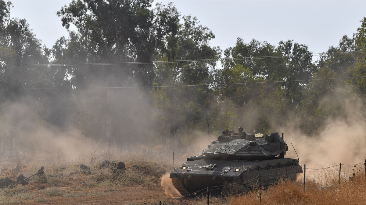 Ein israelischer Panzer bezieht nahe der Grenze zu Libanon Stellung. - Foto: Gil Eliyahu/JINI/XinHua/dpa