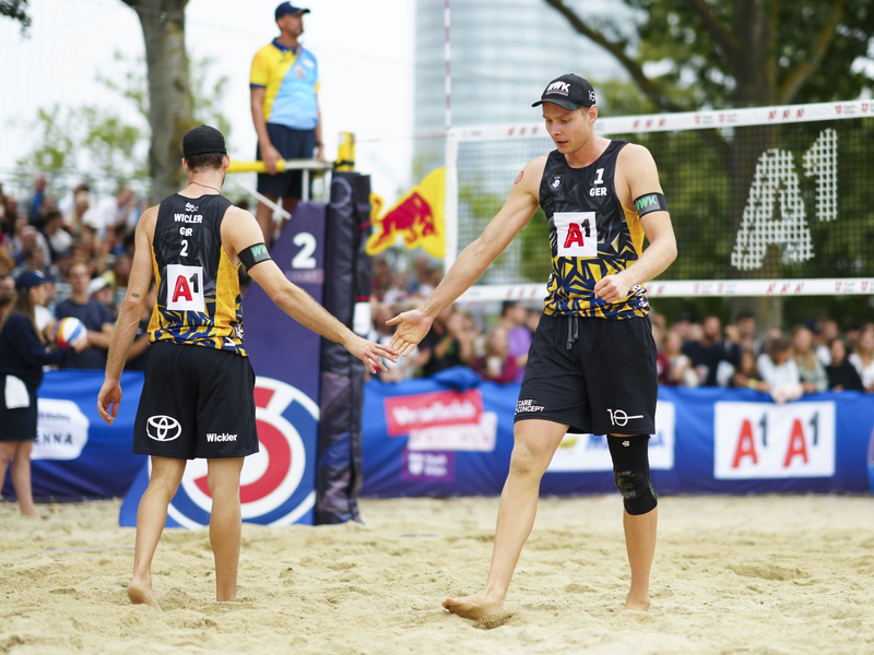 Clemens Wickler (l) und Nils Ehlers blieben in der WM-Vorrunde ohne Satzverlust. - Foto: Eva Manhart/APA/dpa/Archivbild