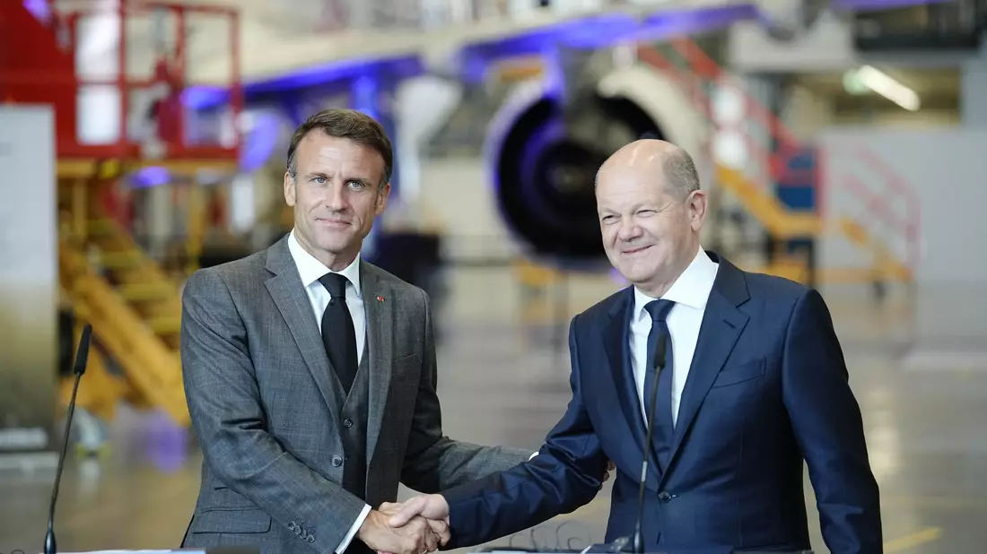 Handschlag in Hamburg: Präsident Emmanuel Macron (l) und Bundeskanzler Olaf Scholz. - Bild: Kay Nietfeld/dpa