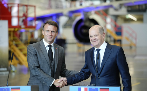 Handschlag in Hamburg: Präsident Emmanuel Macron (l) und Bundeskanzler Olaf Scholz. - Foto: Kay Nietfeld/dpa