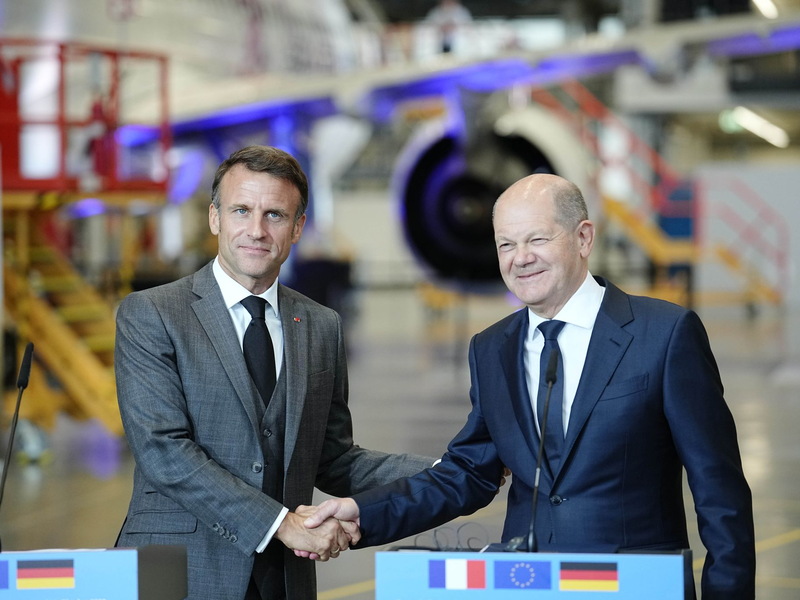 Handschlag in Hamburg: Präsident Emmanuel Macron (l) und Bundeskanzler Olaf Scholz. - Foto: Kay Nietfeld/dpa
