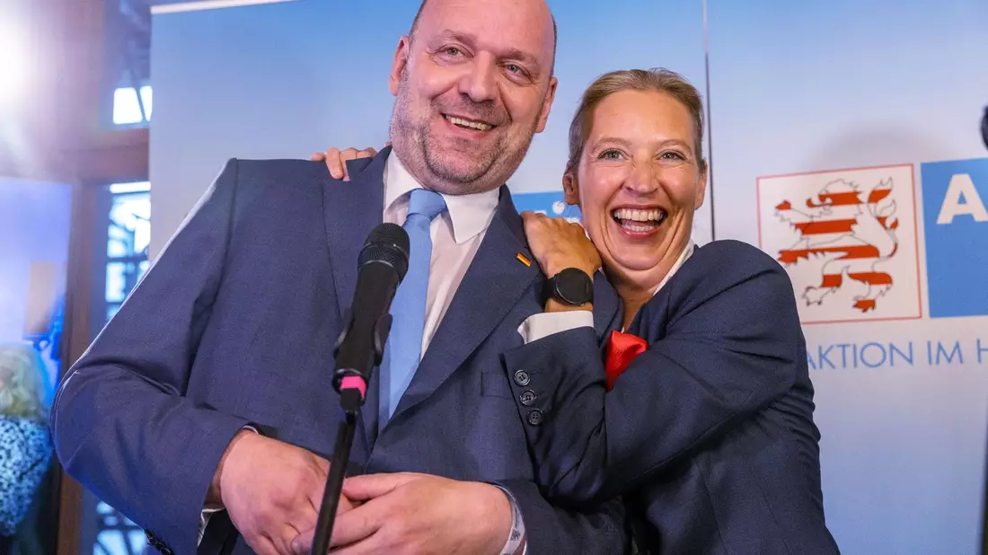 AfD-Spitzenkandidat Robert Lambrou und AfD-Bundessprecherin Alice Weidel jubeln über das Wahlergebnis. - Bild: Helmut Fricke/dpa