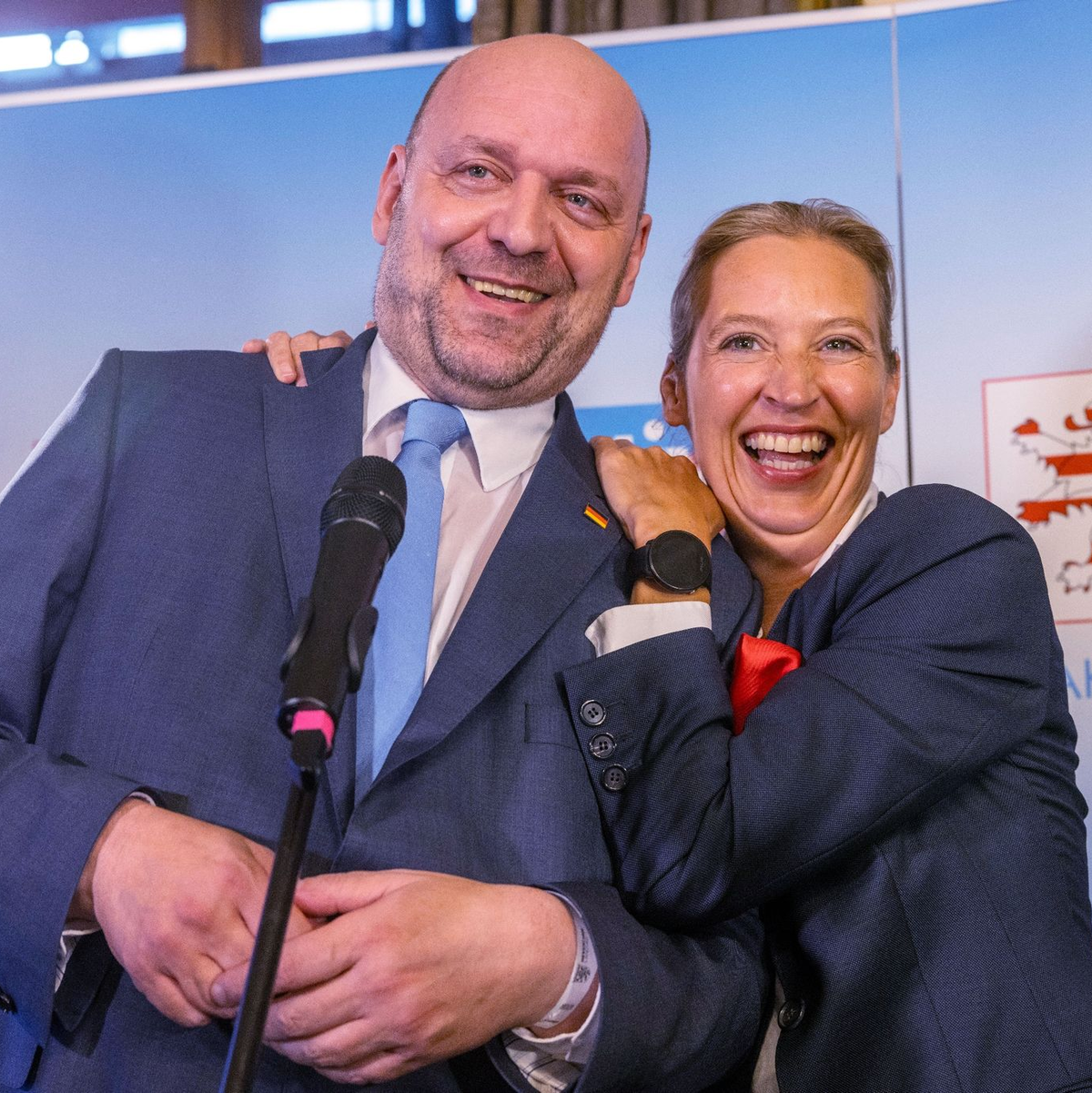 AfD-Spitzenkandidat Robert Lambrou und AfD-Bundessprecherin Alice Weidel jubeln über das Wahlergebnis. - Foto: Helmut Fricke/dpa