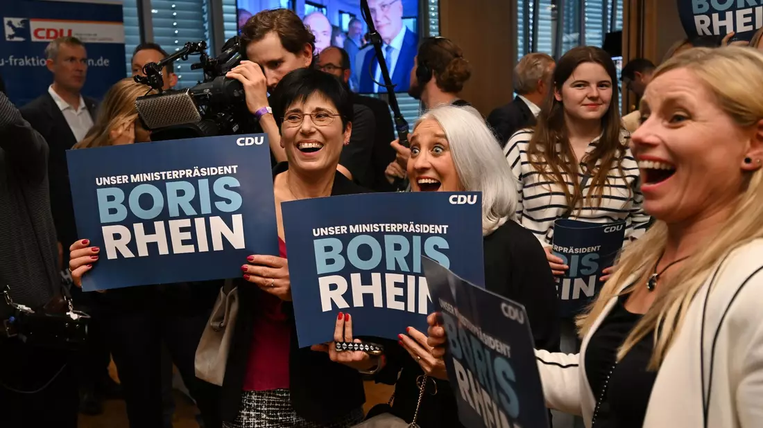 Anhänger des hessischen Ministerpräsidenten Rhein freuen sich auf der CDU-Wahlparty in Hessen. - Bild: Arne Dedert/dpa
