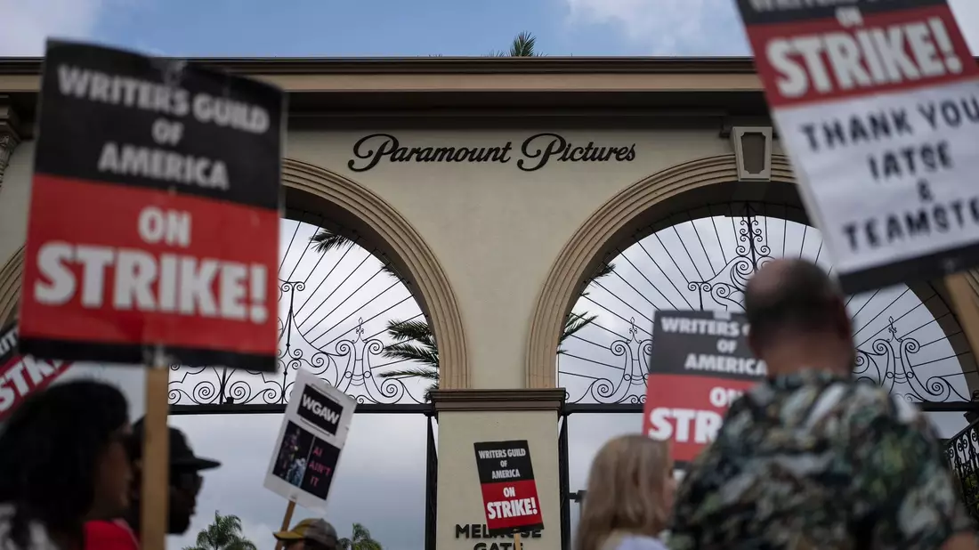 Eine Kundgebung vor dem Paramount Pictures Studio in Los Angeles. - Bild: Jae C. Hong/AP/dpa