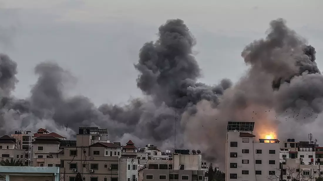 Ein palästinensisches Mädchen geht nach israelischen Luftangriffen auf das Flüchtlingslager Shati in Gaza durch die Trümmer. - Bild: Mohammed Talatene/dpa