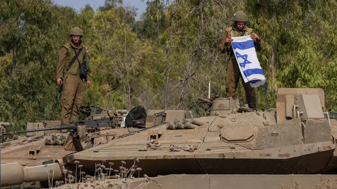 Israelische Soldaten auf ihrer Stellung in Aschkelon, nahe der Grenze zum Gazastreifen. - Bild: Tsafrir Abayov/AP/dpa