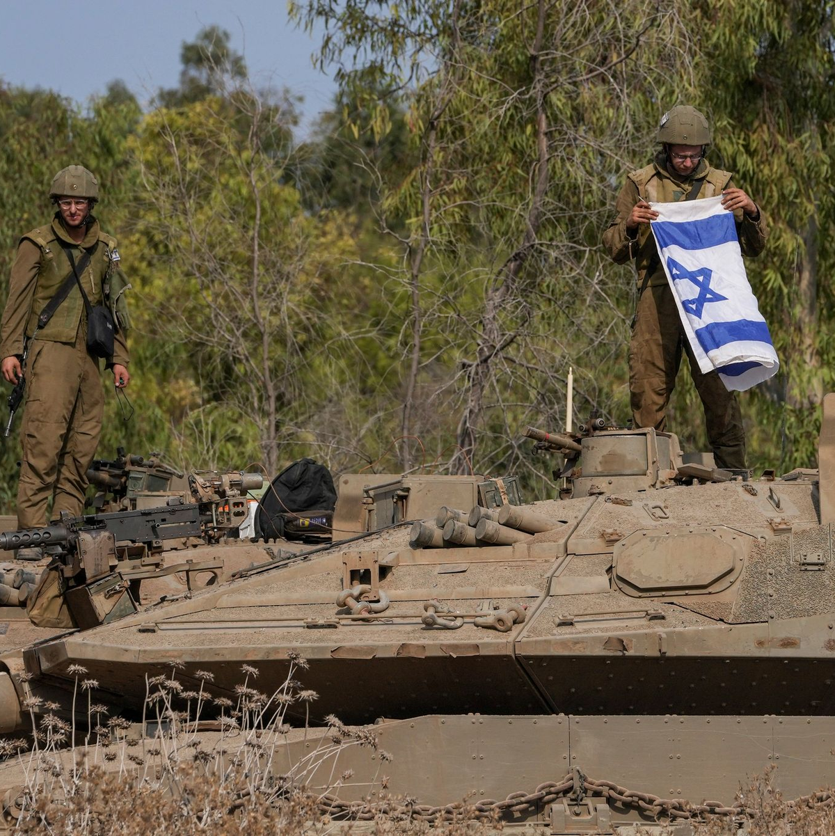 Israelische Soldaten auf ihrer Stellung in Aschkelon, nahe der Grenze zum Gazastreifen. - Foto: Tsafrir Abayov/AP/dpa
