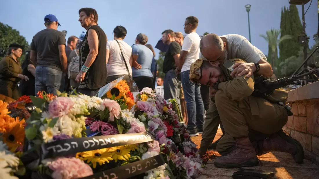 Freunde und Verwandte trauern in Tel Aviv um einen Getöteten. - Bild: Erik Marmor/AP/dpa