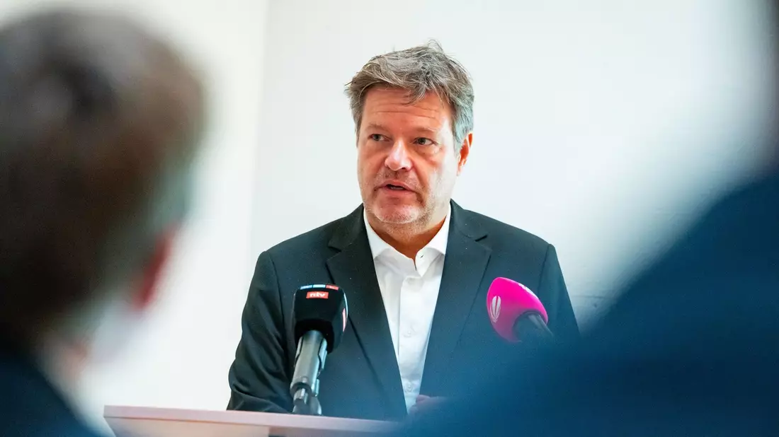 «Wir brauchen dringend mehr Fach- und Arbeitskräfte», sagt Bundeswirtschaftsminister Robert Habeck (Grüne). - Bild: Jonas Walzberg/dpa