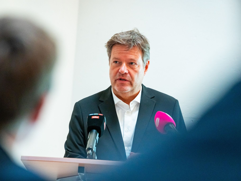 «Wir brauchen dringend mehr Fach- und Arbeitskräfte», sagt Bundeswirtschaftsminister Robert Habeck (Grüne). - Foto: Jonas Walzberg/dpa