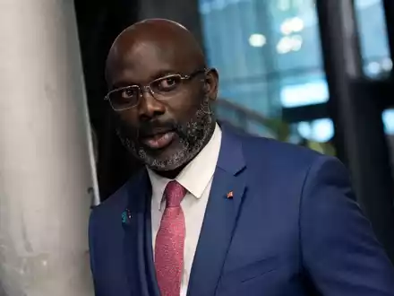 Wird mit mehreren Korruptionsskandalen in Verbindung gebracht: Ex-Weltfußballer George Weah. - Foto: Christophe Ena/AP/dpa