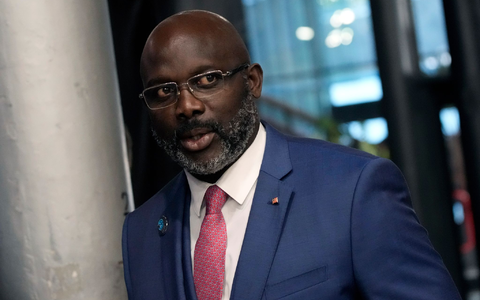 Amtsinhaber George Weah liegt mit einer hauchdünnen Mehrheit vor Herausforderer Joseph Boakai. - Foto: Christophe Ena/AP/dpa Amtsinhaber George Weah liegt mit einer hauchdünnen Mehrheit vor Herausforderer Joseph Boakai. - Foto: Christophe Ena/AP/dpa