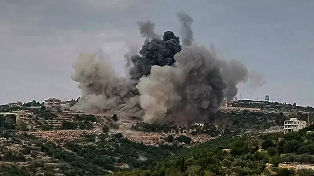Rauch steigt auf nach einem israelischen Angriff mit Kampfhubschraubern auf ein Dorf im Südlibanon. - Bild: Marwan Naamani/dpa