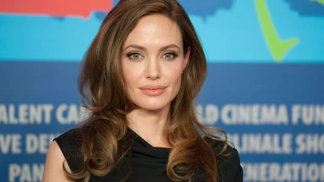 Angelina Jolie spielt die Star-Sopranistin Maria Callas. - Bild: Sebastian Kahnert/dpa