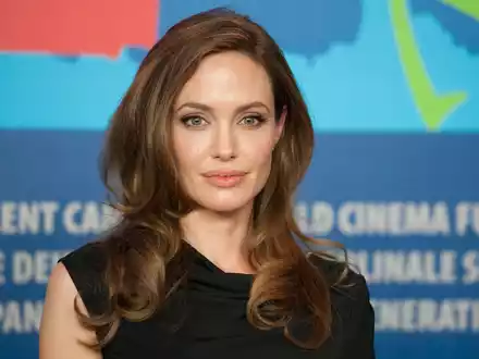 Angelina Jolie spielt die Star-Sopranistin Maria Callas. - Foto: Sebastian Kahnert/dpa