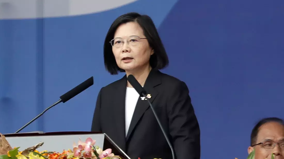 Tsai Ing-wen, Präsidentin von Taiwan, hält eine Rede während der Feierlichkeiten zum Nationalfeiertag vor dem Präsidialgebäude. Taiwans Präsidentin Tsai Ing-wen hat anlässl - Bild: Chiang Ying-ying/AP/dpa