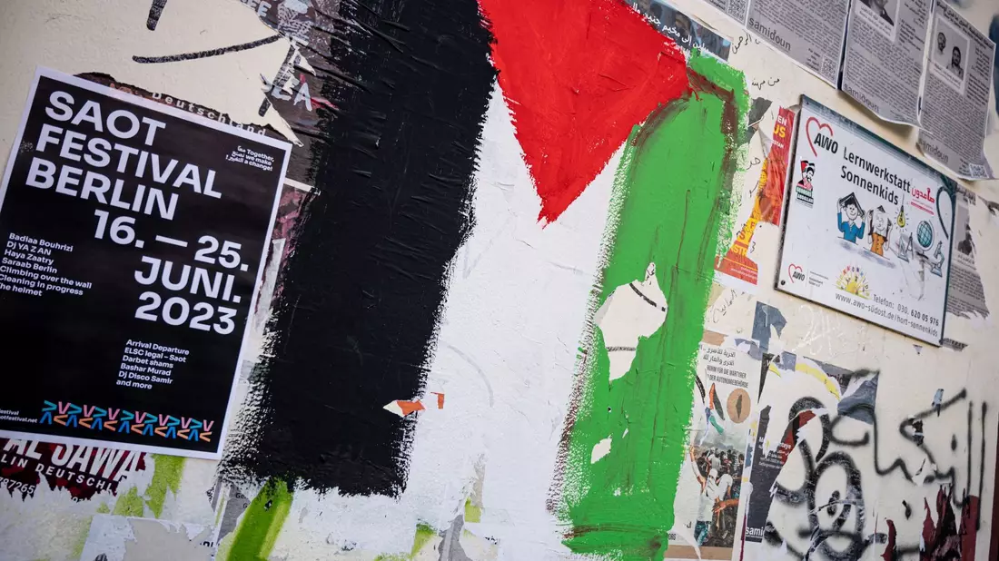 Eine palästinensische Flagge ist an eine Wand in Berlin-Neukölln gemalt. - Bild: Fabian Sommer/dpa/Archiv