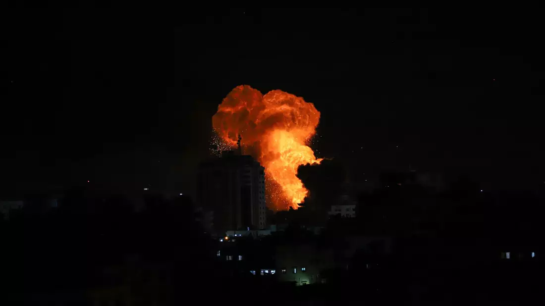 Israelischer Luftangriff auf Gaza-Stadt. - Bild: Rizek Abdeljawad/XinHua/dpa