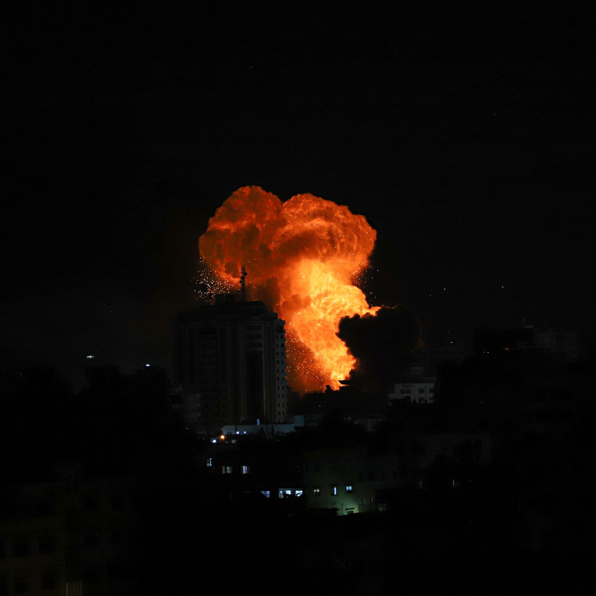 Israelischer Luftangriff auf Gaza-Stadt. - Foto: Rizek Abdeljawad/XinHua/dpa